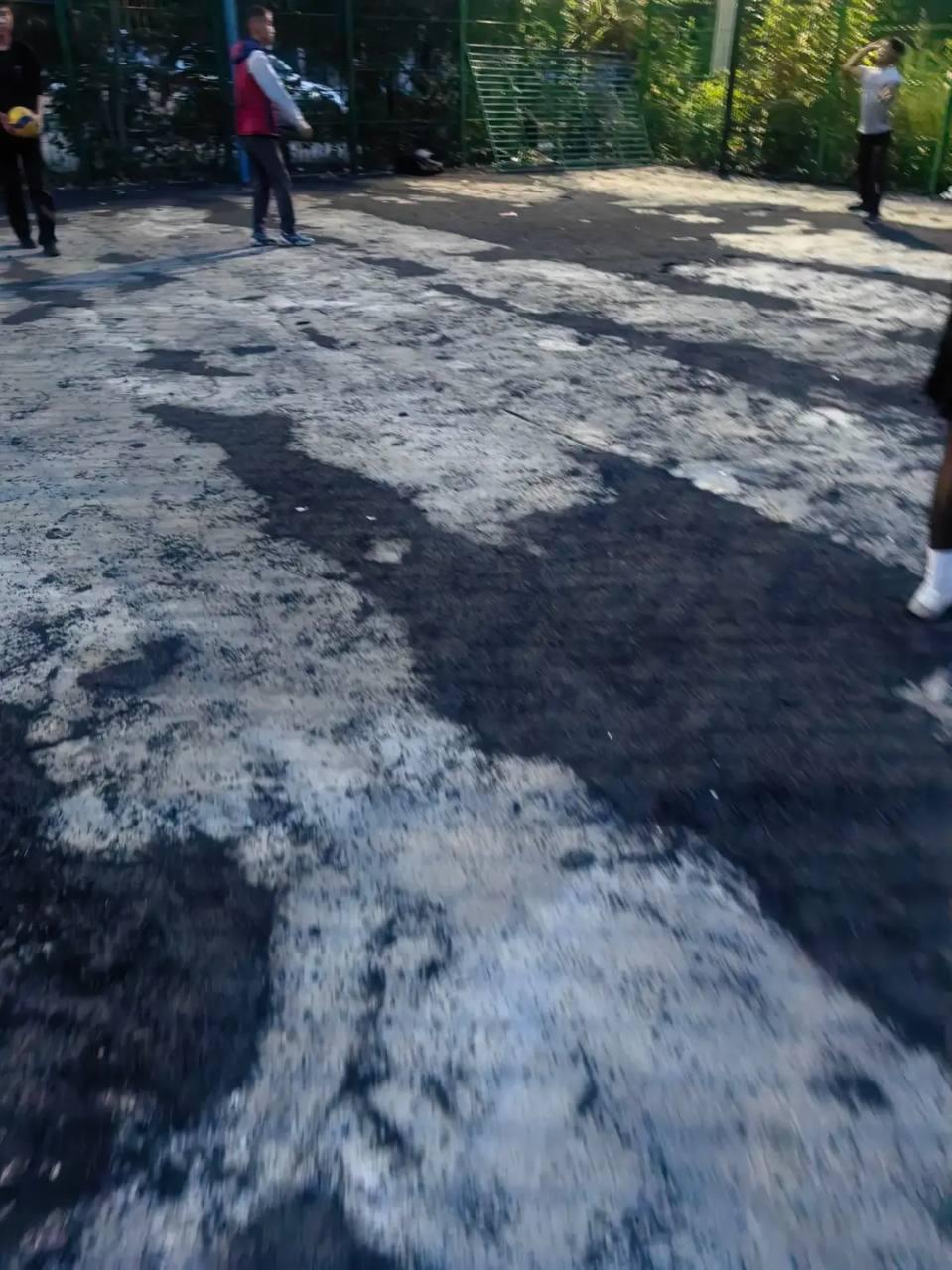 Опасная детская площадка во дворе Кызыла остаётся без ремонта