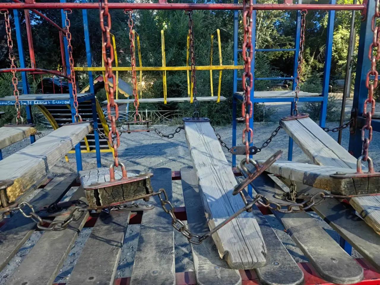 Опасная детская площадка во дворе Кызыла остаётся без ремонта