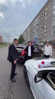 В Красноярске молодожены решили сыграть в нарды прямо на дороге. Перекрытое...
