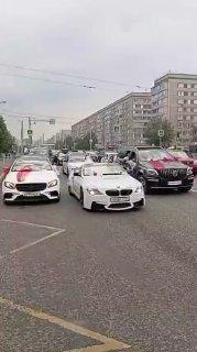 В Красноярске молодожены решили сыграть в нарды прямо на дороге. Перекрытое...