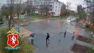 На Урале машину после ДТП отбросило на ребенка на тротуаре: школьник чудом выжил