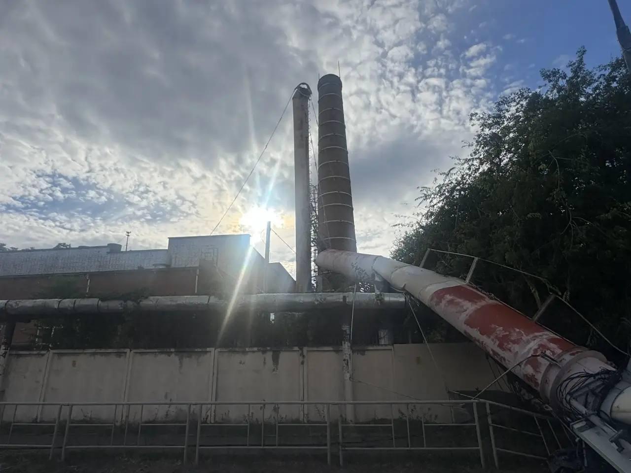 Труба котельной рухнула на дорогу в Краснодаре
