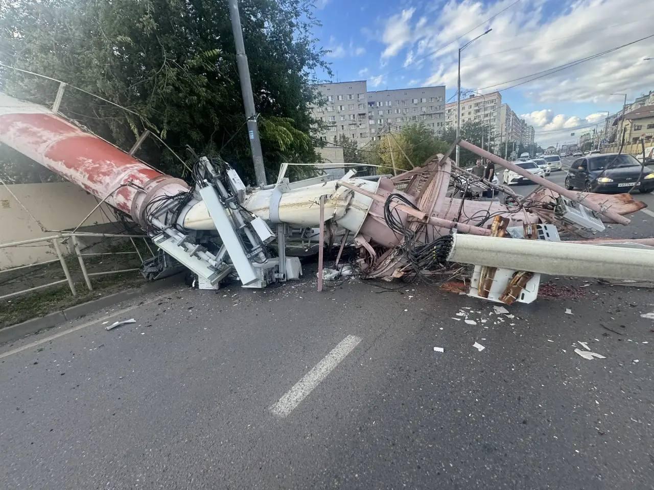 Труба котельной рухнула на дорогу в Краснодаре