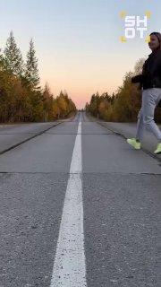 «Оля, медведь, Оля!»: огромный медведь сорвал фотосессию двух девушек под Надымом.