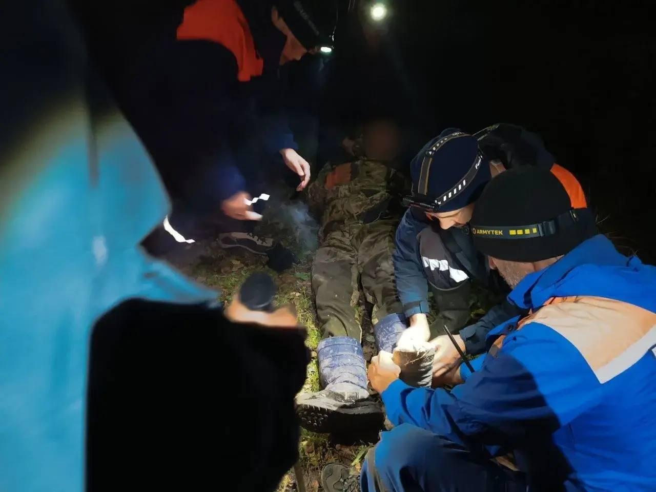 Травмированного сборщика дикоросов спасли в лесу в Слюдянском районе....