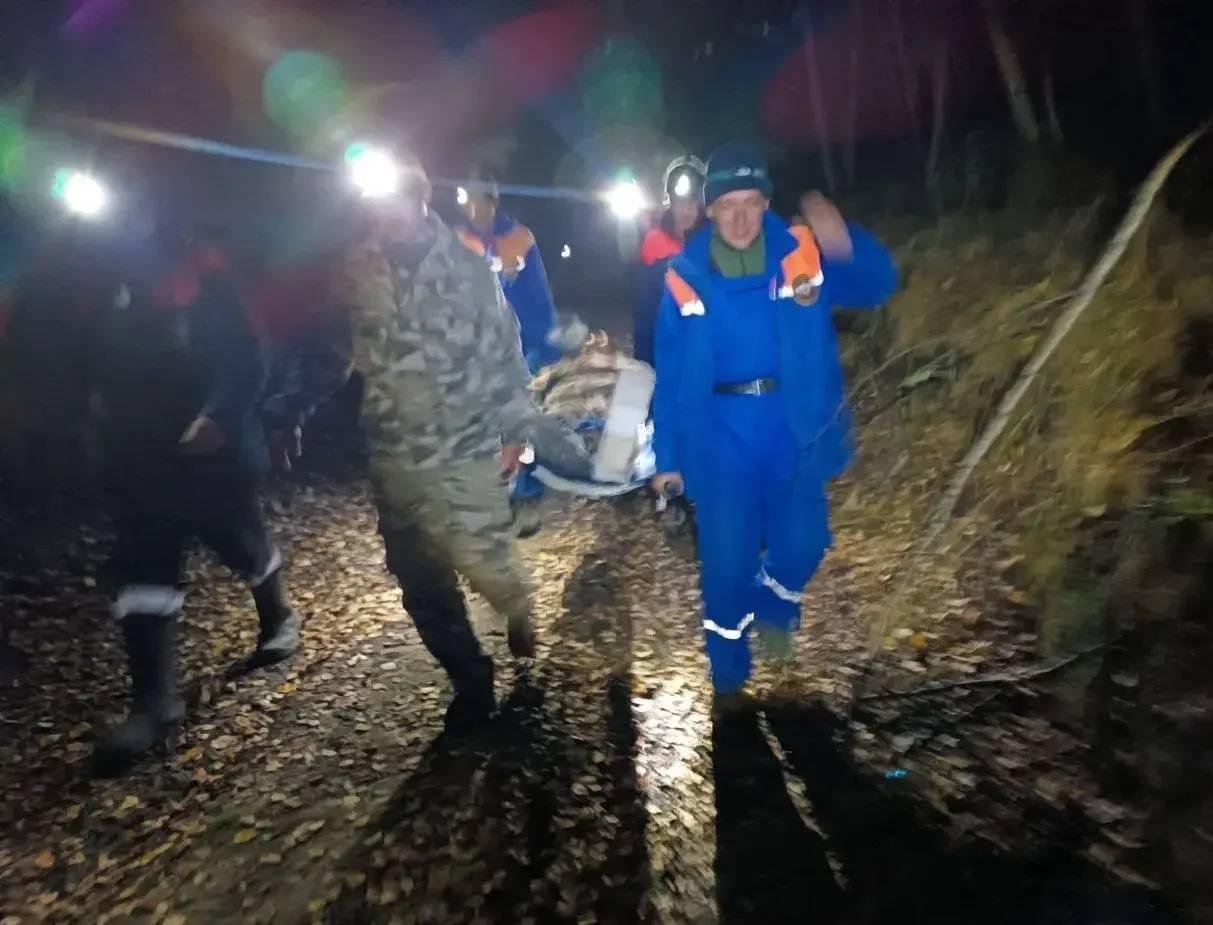 Травмированного сборщика дикоросов спасли в лесу в Слюдянском районе....