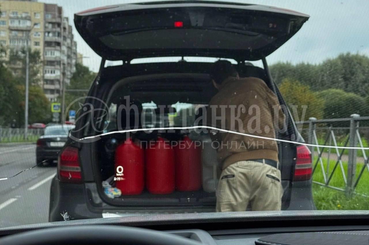 Бензином по 120 рублей торгуют прямо в очереди на АЗС в Петербурге