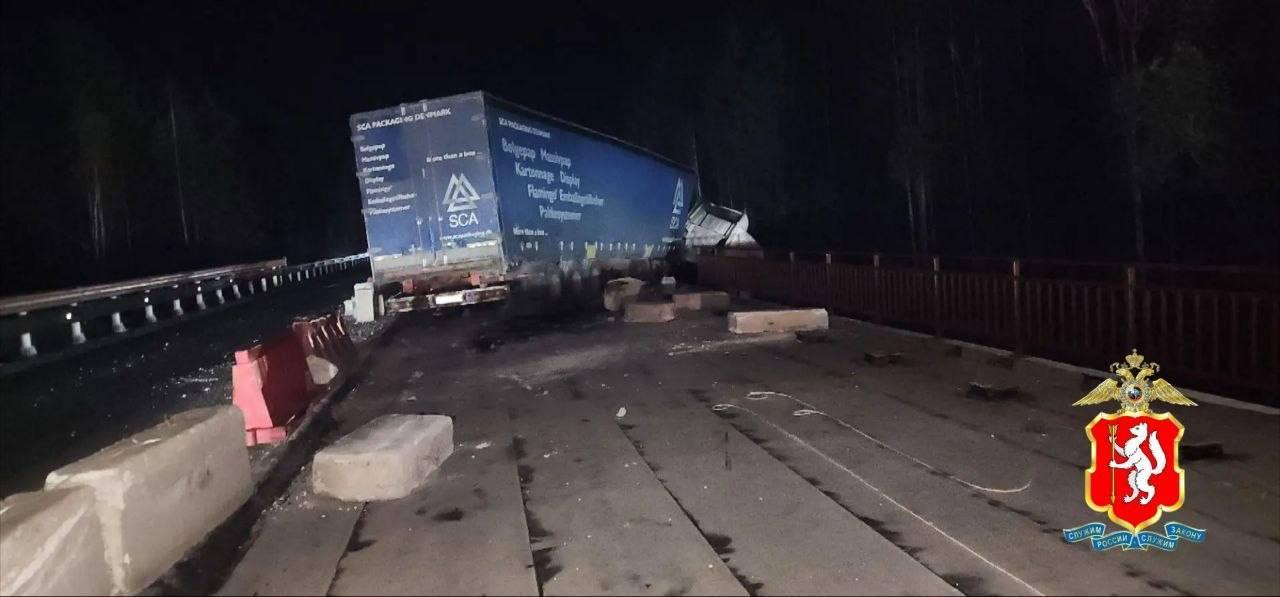 Фура чуть не рухнул с моста в реку Тура ДТП произошло прошлым вечером на...