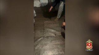 В Хакасии ревнивец запер оппонента в подполье