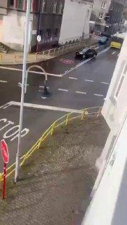В Польше нетрезвый водитель уехал с места ДТП вместе с прохожим, который повис на двери, когда хотел забрать ключ от машины.