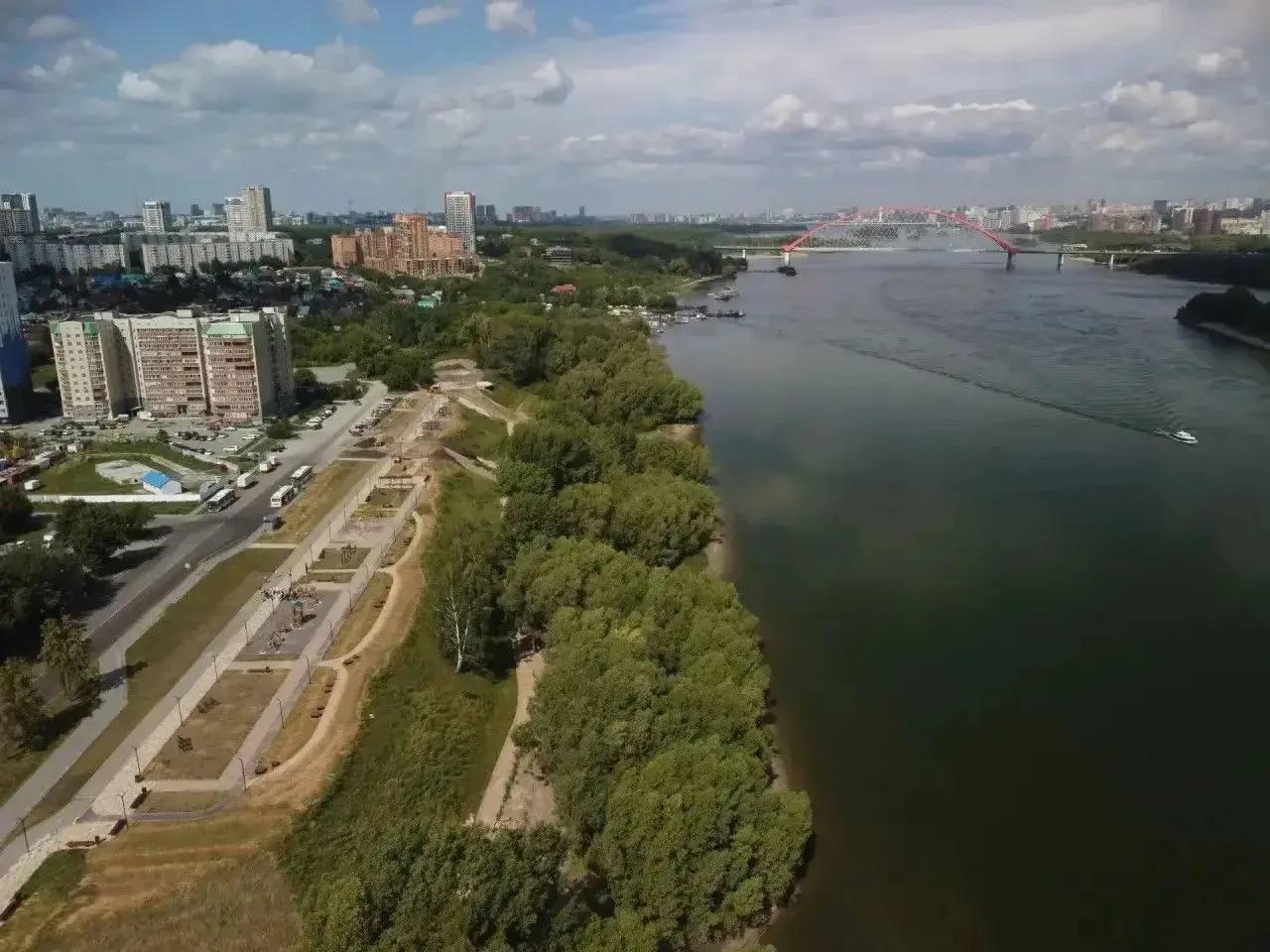 В Новосибирске на месте пустыря обустроили парк и набережную. Как рассказал...