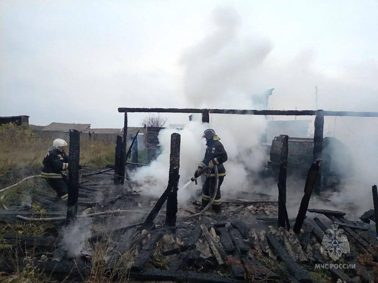 В Устьянске огонь повредил гараж, грузовик и хозяйственную постройку В селе...