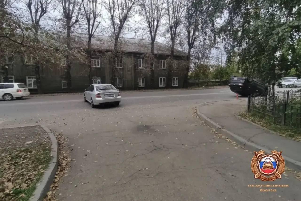 В Иркутске полицейские разбираются в обстоятельствах ДТП, в ходе которого перевернулся автомобиль и пострадал человек