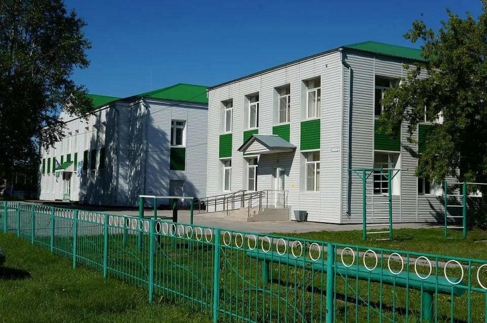 Десятиклассник в школе под Новосибирском напал на учителя В Баганской школе...