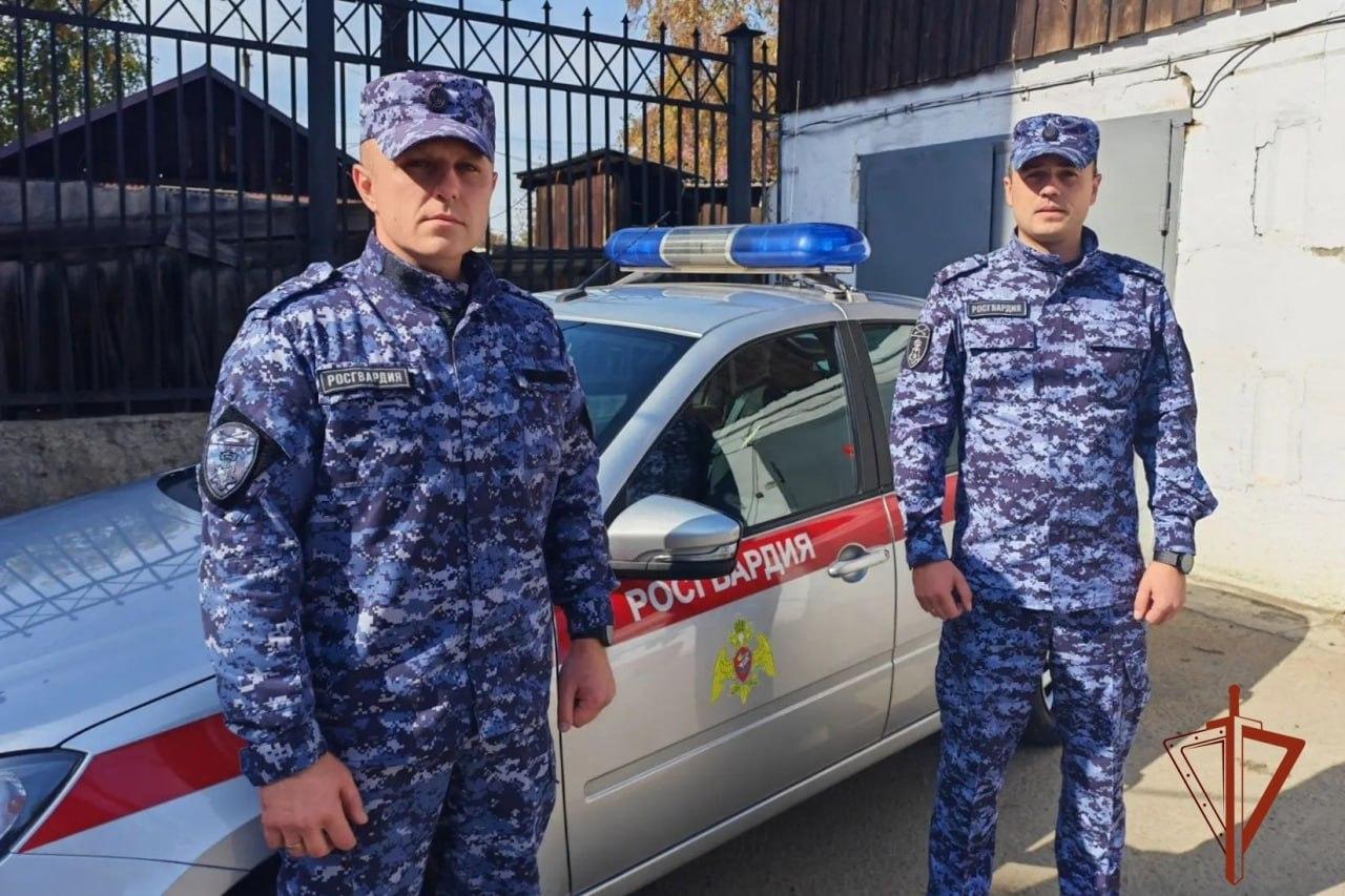 Сотрудники Росгвардии спасли дальнобойщика, пострадавшего в жёстком ДТП в Иркутской области