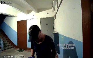 Мужчина с топором терроризирует соседей в Твери. Он угрожал убийством и ломал их машину.