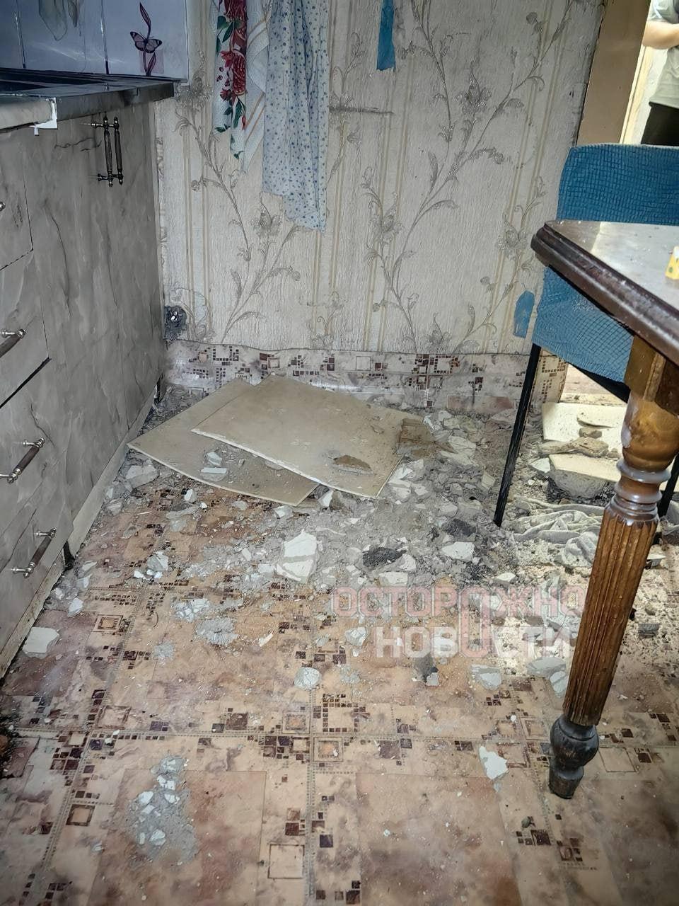 Мужчина с топором терроризирует соседей в Твери. Он угрожал убийством и ломал их машину.