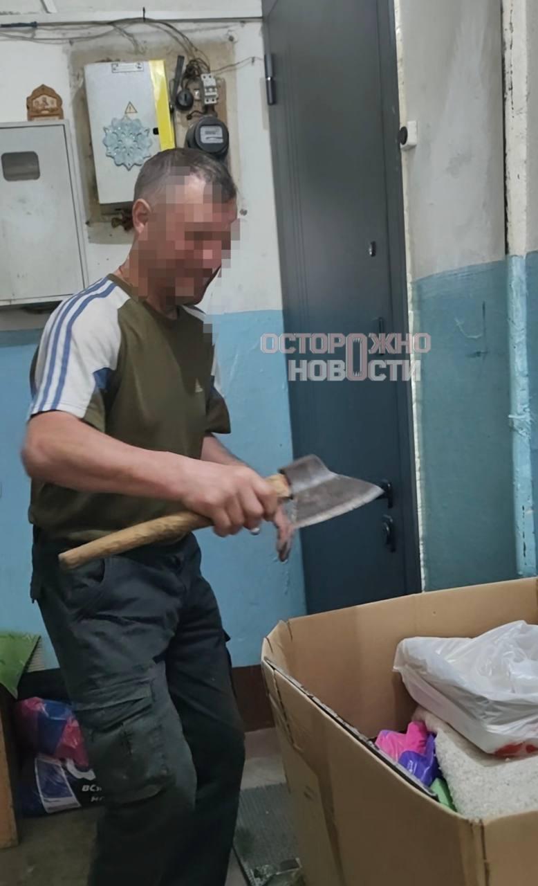 Мужчина с топором терроризирует соседей в Твери. Он угрожал убийством и ломал их машину.