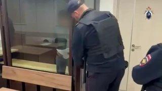 В Подмосковье парень убежал за полицией, пока мужчина с пистолетом тащил его девушку в кусты.