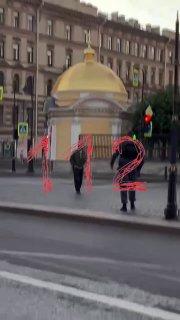 Прохожий одним словом обезоружил мужчину с огромным ножом в центре...