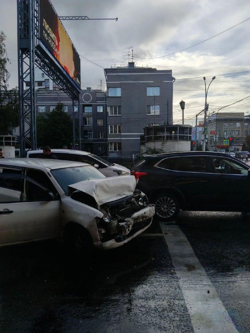 Судебный пристав спас женщину после аварии в центре Новосибирска