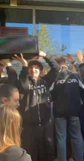 Толпа зумеров устроила жёсткий сикс-севен у избирательного участка №67 в Казани
