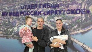 Инспекторы ДПС помогли молодой семье добраться до роддома в Иркутске — у женщины начались схватки в машине