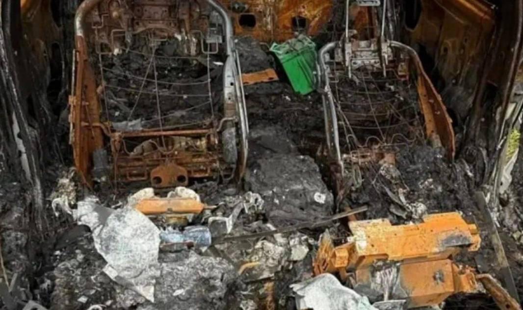 В Благовещенске отец сжёг машину сына после дрифта у здания правительства