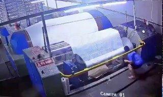 В Китае работницу заживо намотало на промышленный станок