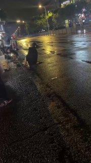 В Китае мужчина, узнав об изменах своей девушки, ушел от нее, но та не...