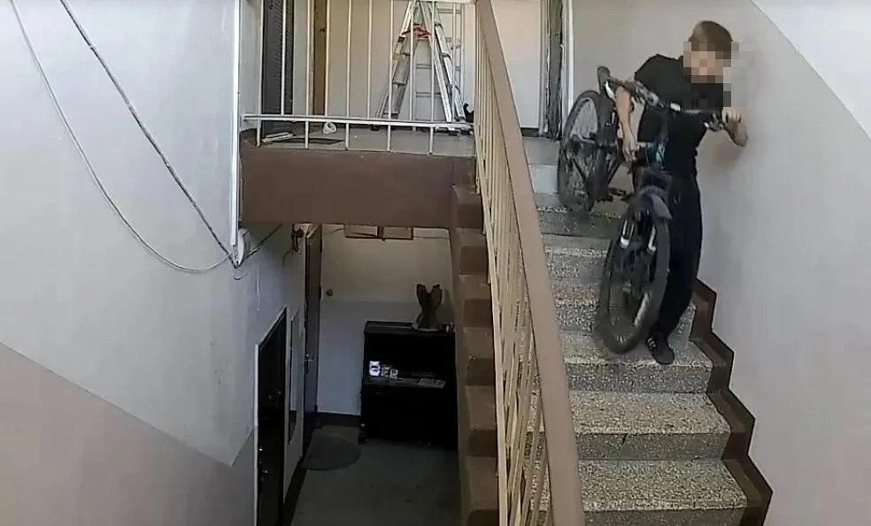 Школьник на ОбьГЭС украл велосипед 13 сентября из подъезда Анастасии на...