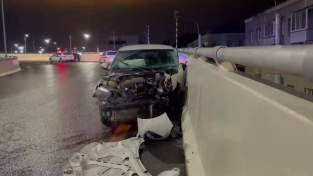 Пьяный водитель вылетел из окна автомобиля и упал с эстакады на Ипподромской...