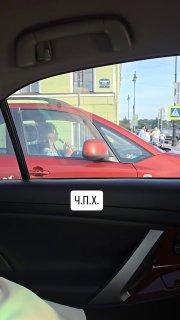 Такое может быть только в Петербурге. Девушка не теряет время в пробке и...