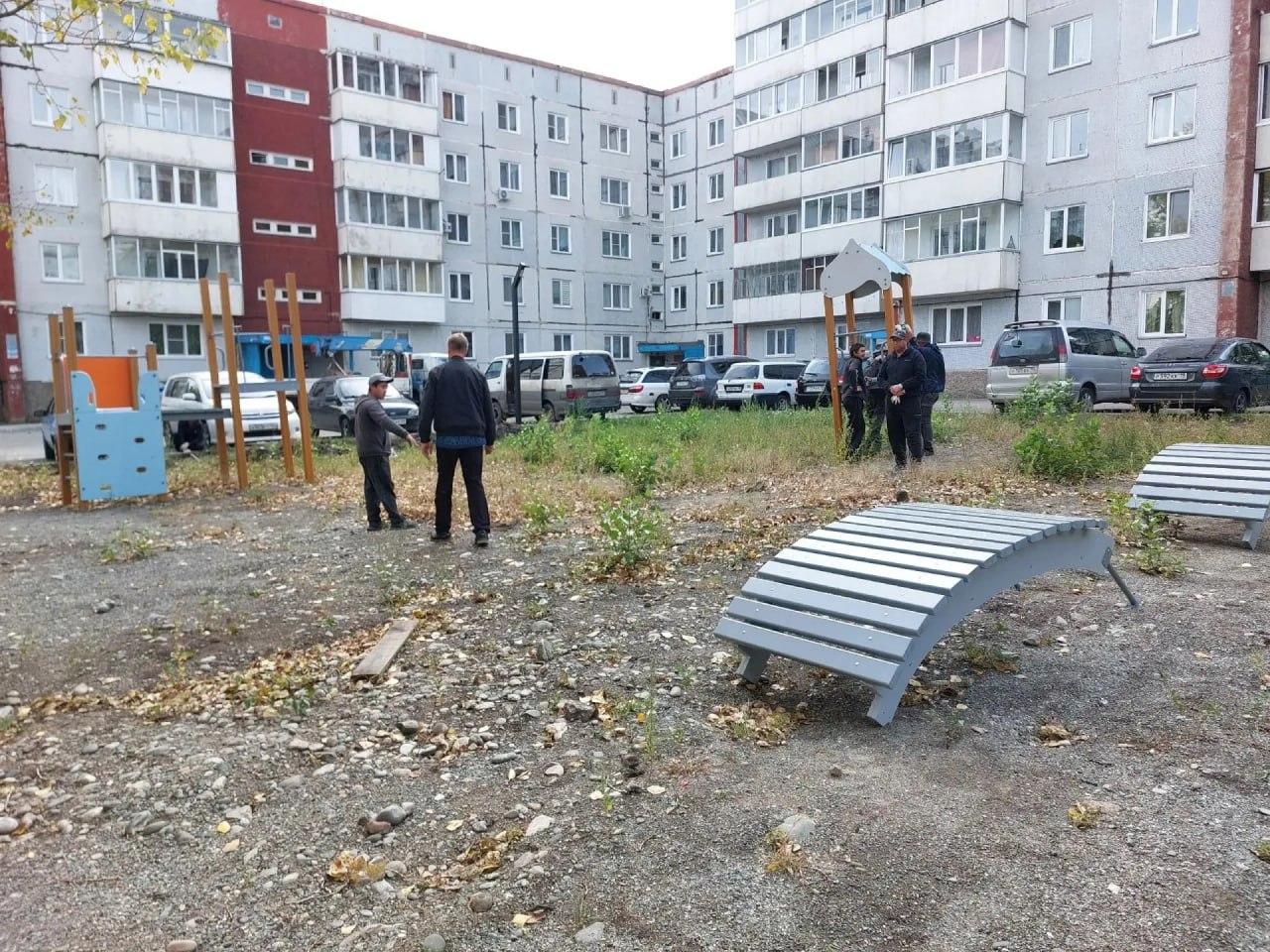 7 новых детских площадок устанавливают во дворах Саяногорска в этом году. Все...