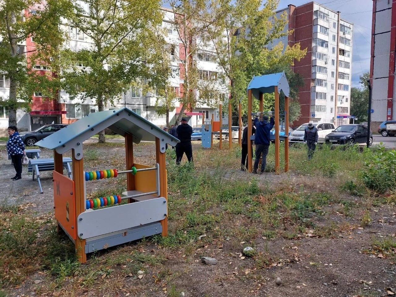7 новых детских площадок устанавливают во дворах Саяногорска в этом году. Все...
