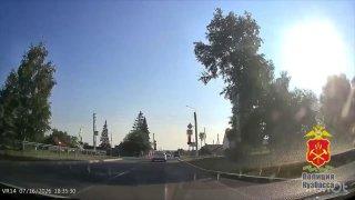 В Топках оштрафовали автомобилиста, который проехал перекресток на запрещающий сигнал светофора