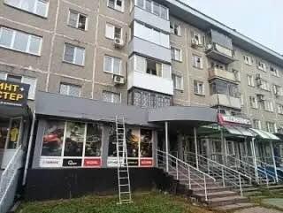 В Новокузнецке мужчина выпал с третьего этажа и застрял на козырьке Wildberries