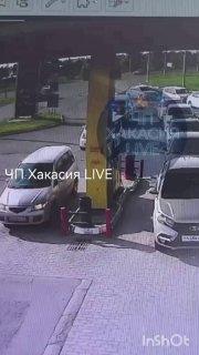 Момент жесткого ДТП на въезде в Усть-Абакан попал на камеры видеонаблюдения