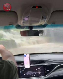 Сочи тоже поплыл — город накрыл мощный тропический ливень.