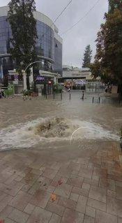 Сочи тоже поплыл — город накрыл мощный тропический ливень.