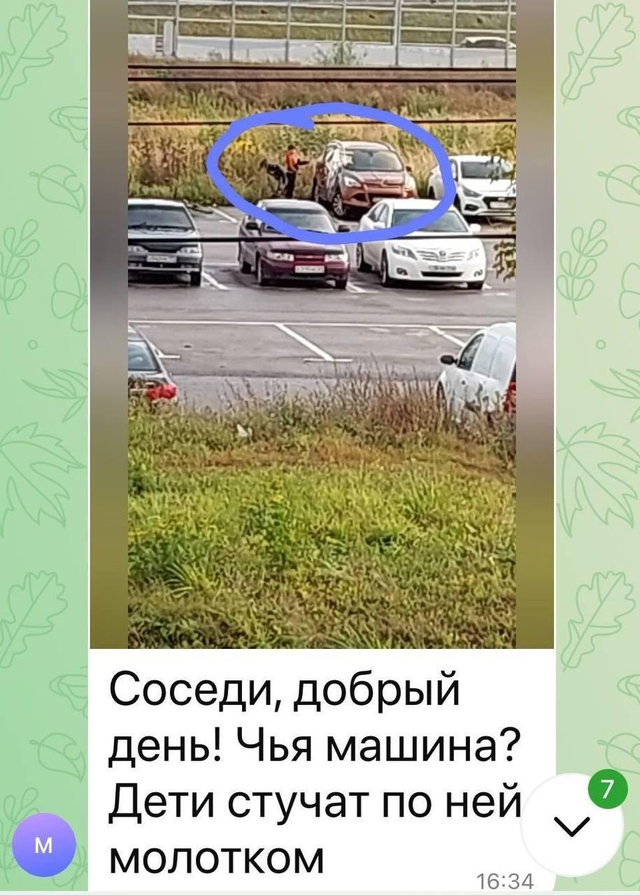 В Мытищах подростки молотком разгромили разбитую машину