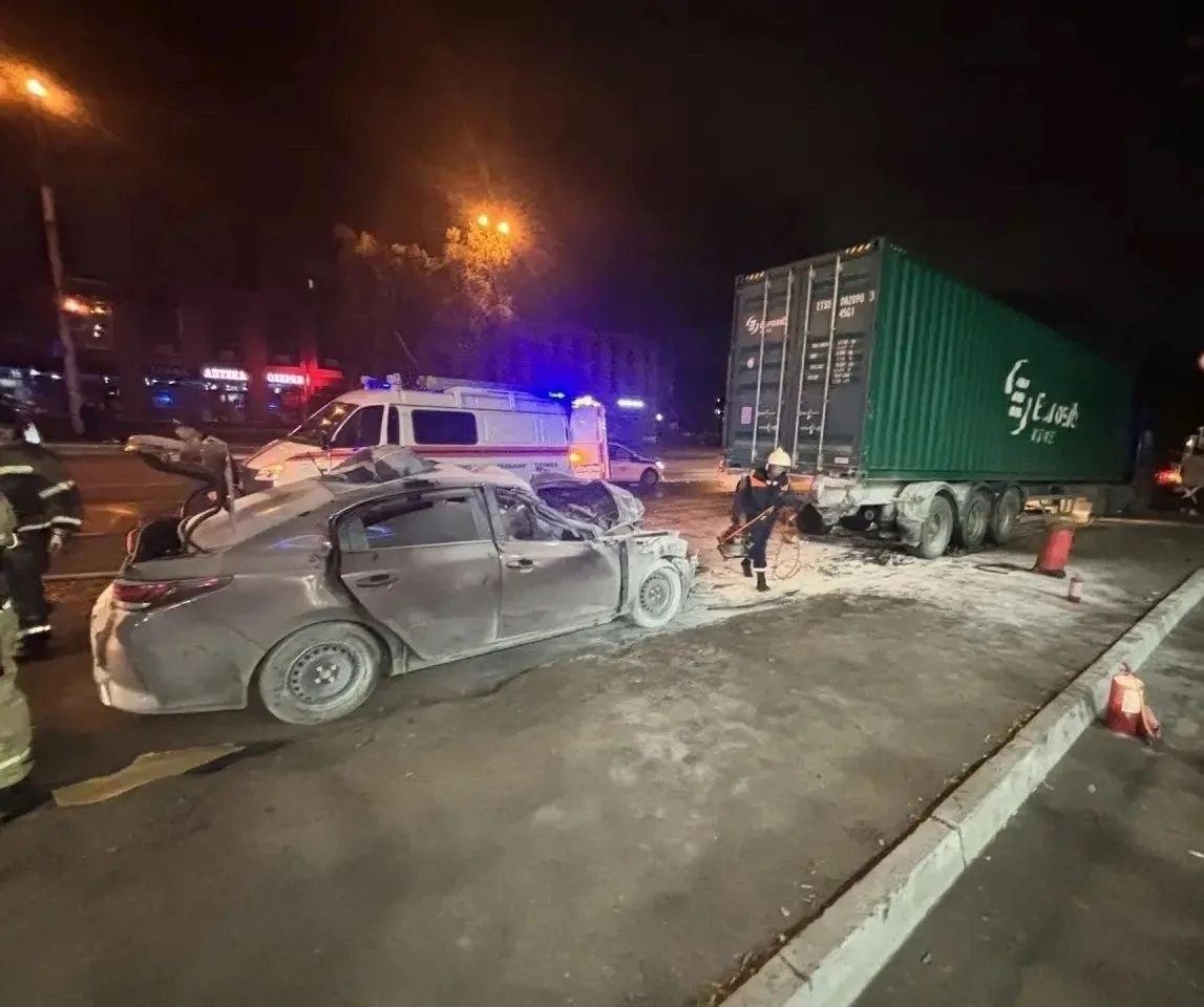В Новосибирске легковая воткнулась в стоящий прицеп и загорелась Погиб...