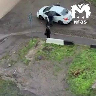 Водитель помог людям перебраться через огромную лужу после ливня в...