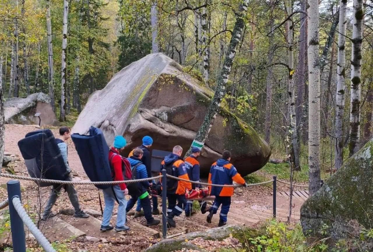 Молодой парень упал с Первого Столба. Пострадавший не смог сам подняться,...