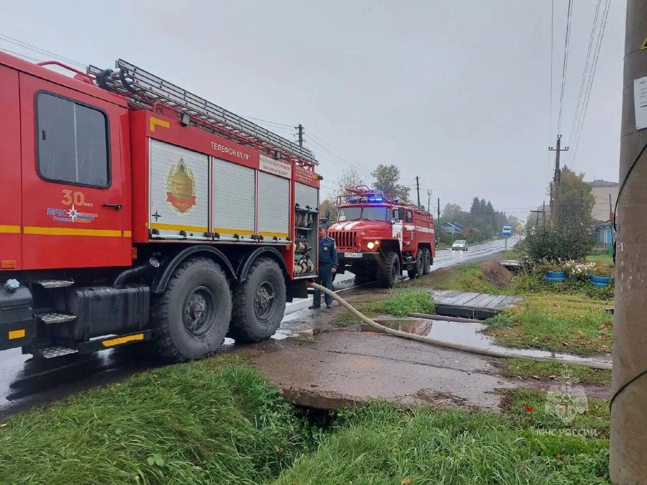 Накануне в Иланском загорелся бревенчатый гараж В Иланском накануне произошёл...