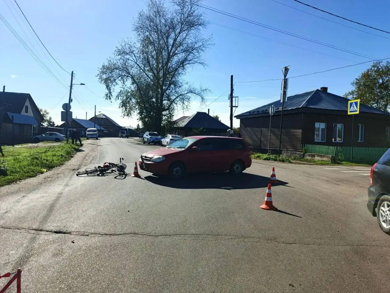 В Енисейске госавтоинспекторы устанавливают обстоятельства ДТП, в результате которого получила травмы трехлетняя пассажирка велосипеда