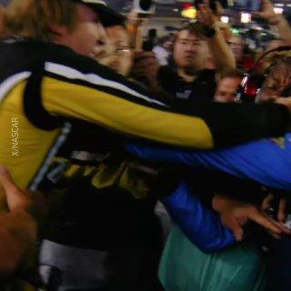 Пилоты NASCAR подрались сразу же после гонки в Бристоле.