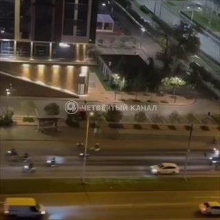 Питбайкеры закрыли сезон в центре Екатеринбурга. Они устроили опасные заезды...