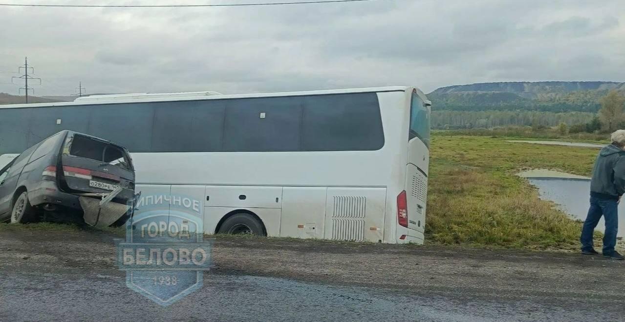 На автодороге возле деревни Шанда произошло ДТП с автобусом, сообщают очевидцы в соцсетях.