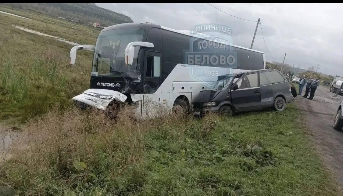 На автодороге возле деревни Шанда произошло ДТП с автобусом, сообщают очевидцы в соцсетях.